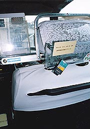 �㕔���ȂŌg�ѓd�b�̏[�d���ł��܂��B